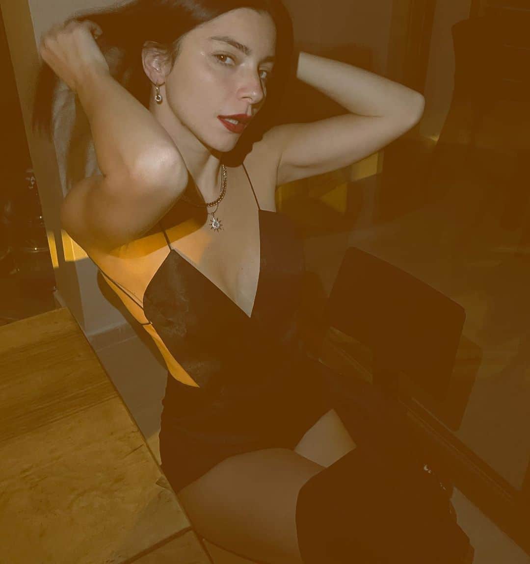 Merve Boluğurのインスタグラム：「#tb 💥」