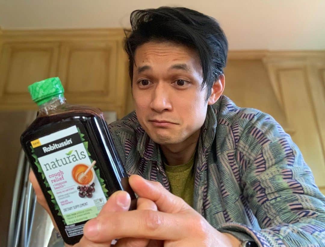 ハリー・シャム・ジュニアのインスタグラム：「#Ad Me reading the label realizing that this new Robitussin Naturals Cough Relief + Immune Health Syrup is drug-free. I can get down with that. @robitussinbrand new drug-free products contain ingredients inspired by nature such as honey and ivy leaf †*, so you can feel good about adding these to your whole family’s wellness arsenal.   †Honey and ivy leaf relieve occasional cough associated with hoarseness, dry throat and irritants; zinc supports a healthy immune system*   *These statements have not been evaluated by the Food and Drug Administration. These products are not intended to diagnose, treat, cure or prevent any disease.」