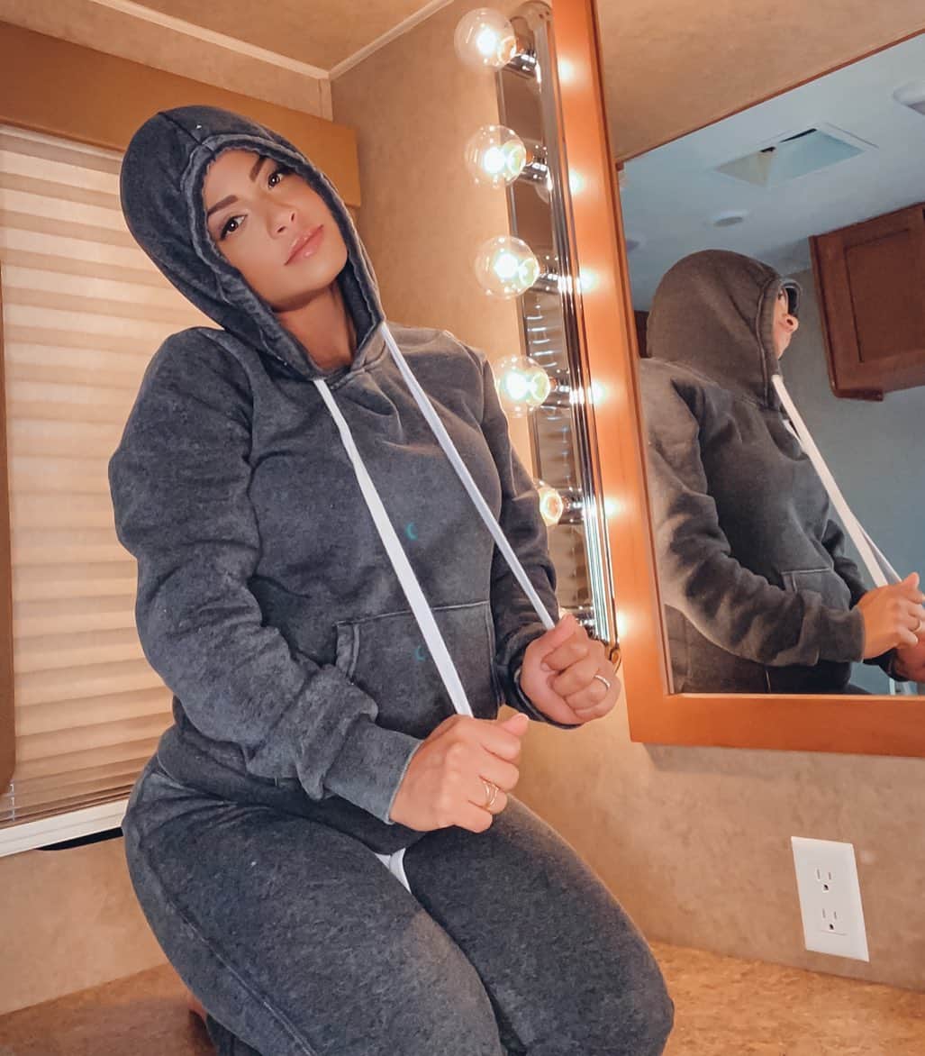 クリスティーナ・ミリアンのインスタグラム：「Sweats, brows and gloss still going strong for 2021.. @fashionnova 🙃😛#fashionnovapartner」