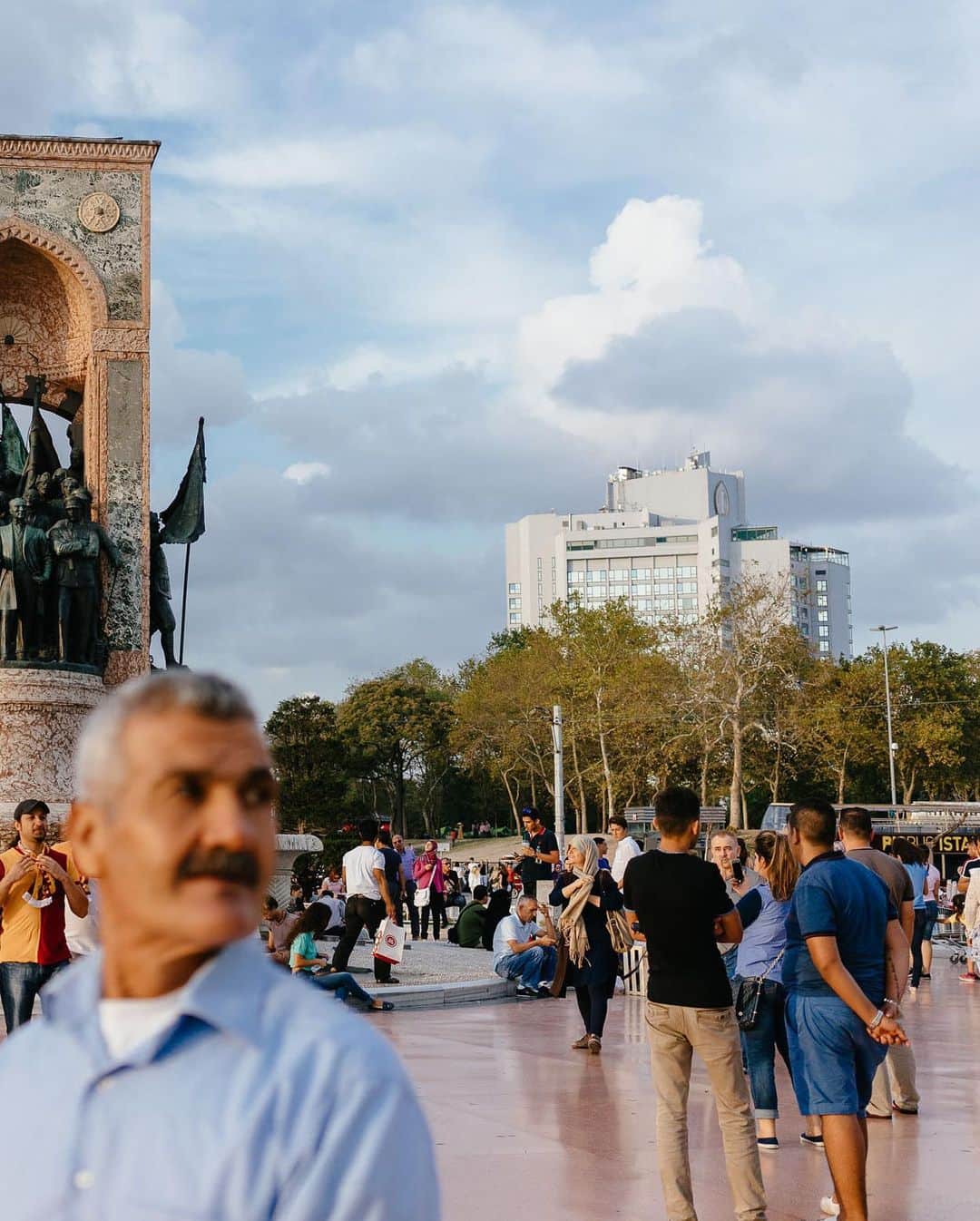 National Geographic Travelさんのインスタグラム写真 - (National Geographic TravelInstagram)「Photo by @junmichaelpark / The Republic Monument (Cumhuriyet Anıtı) at Taksim Square, Istanbul, commemorates the formation of the Turkish Republic in 1923. It is symbolic ground for Turkey’s secularism, which was championed and instilled by the founding father Mustafa Kemal Atatürk. For more photos and stories from around the world, follow @junmichaelpark.」2月20日 4時39分 - natgeotravel
