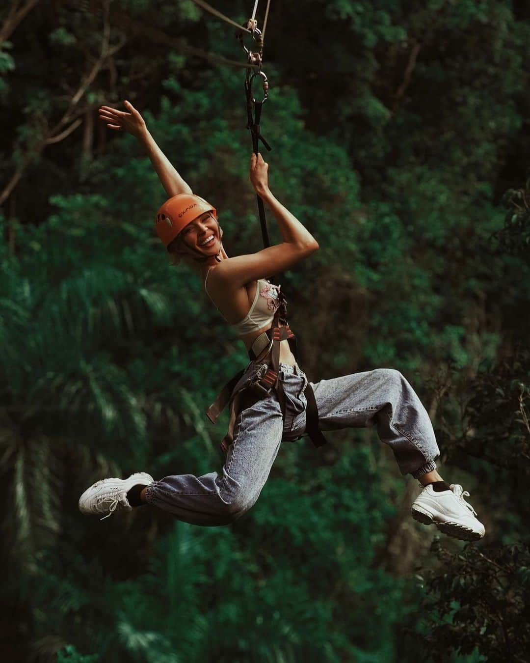 クリステン・ハンチャーのインスタグラム：「@dominicantreehousevillage is not cappin with these zip lines」