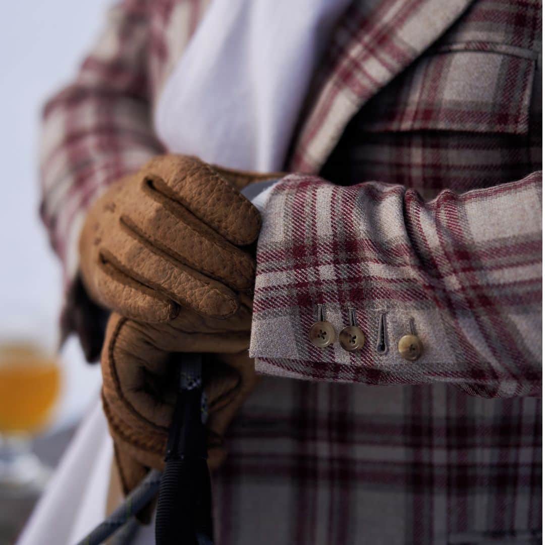 ドーメルさんのインスタグラム写真 - (ドーメルInstagram)「Woodland fabric brings Dormeuil’s customers the quintessential cloth for a real, ever-fashionable “British” jacket in a wide range of colours with fashionable checks that pairs perfectly with contemporary styling.⁣ .⁣ 🧥 jacket by @ten.acres  Cloth Woodland, reference  441014⁣ 🧢 cap by @barnbywindermere⁣ Cloth Cashmere Supreme, reference 795117⁣ 📸 by @mitchellvito⁣ .⁣ 📍Greenport Brewery, Peconic, New York (Long Island) - @greenportbrew⁣ .⁣ .⁣ #woodland #luxurycloth #tenacres」2月20日 4時33分 - dormeuil1842
