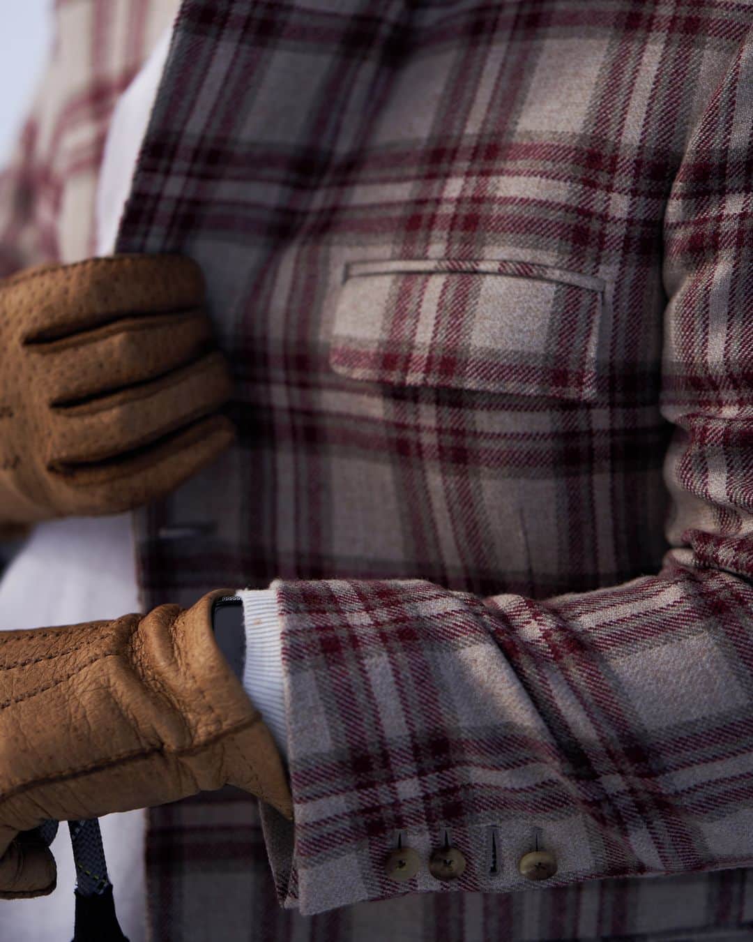ドーメルさんのインスタグラム写真 - (ドーメルInstagram)「Woodland fabric brings Dormeuil’s customers the quintessential cloth for a real, ever-fashionable “British” jacket in a wide range of colours with fashionable checks that pairs perfectly with contemporary styling.⁣ .⁣ 🧥 jacket by @ten.acres  Cloth Woodland, reference  441014⁣ 🧢 cap by @barnbywindermere⁣ Cloth Cashmere Supreme, reference 795117⁣ 📸 by @mitchellvito⁣ .⁣ 📍Greenport Brewery, Peconic, New York (Long Island) - @greenportbrew⁣ .⁣ .⁣ #woodland #luxurycloth #tenacres」2月20日 4時33分 - dormeuil1842