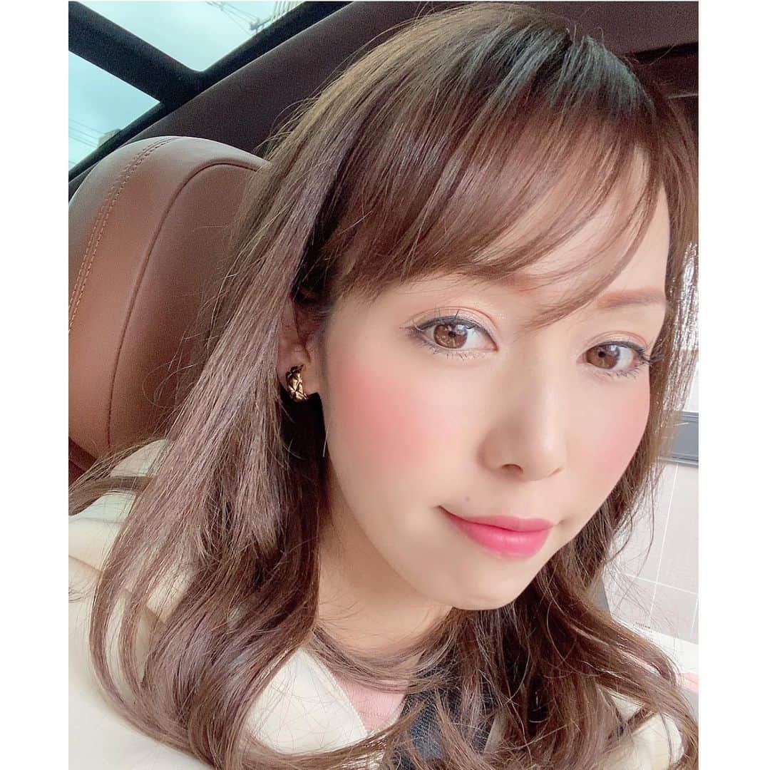 澤野井香里のインスタグラム：「ずっと気になってた#ハイフ を初めて体験(*´꒳`*) @etluxe_emi   中でも特に効果の高いと言われるHIFUウル5ゴールド&プラズマXENOデュアルで、筋膜層をアプローチしながら肌の表面を傷つけずに細胞の電位を整えて2カ月かけてゆっくりリフトアップされるという画期的な優れもの＾＾❣️  施術後はイオン導入の1200倍の吸収力があるとのことで、#ヒト骨髄幹細胞 と#トラネキサム酸 をたっぷり導入して頂いて、痛みもなくお肌が引き上がってノーメイクでもツヤツヤになって癒された✨  @emiry__kt のゴールドイヤリングが届いたので付けてみたらコロンとしたフォルムが可愛いかったょ💕  #ks_21✨ #ks_beauty✨ #ks_kobe✨ #etLuxe #エリュクス #ウル5ゴールド #三宮ハイフ #三宮エステ #小顔美肌 #プラズマ #ニキビ改善 #pr #トリドリベース」
