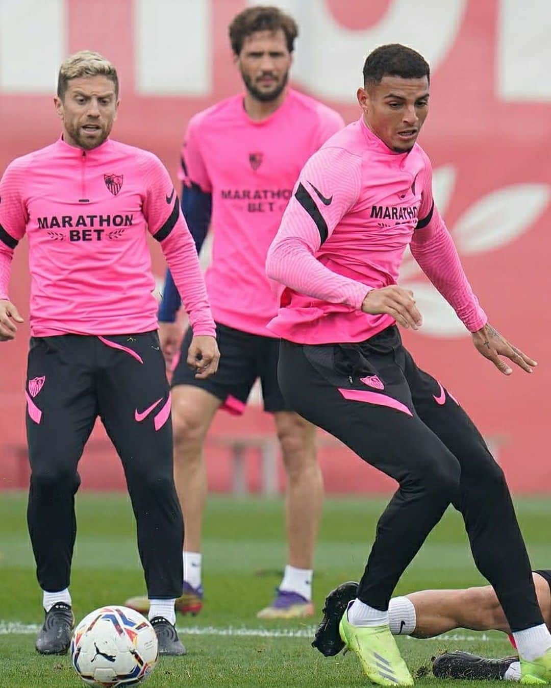セビージャFCのインスタグラム：「Sliding into the weekend like... 🤙🏻😃  #happyweekend #vamosmisevilla #WeareSevilla #NuncaTeRindas」
