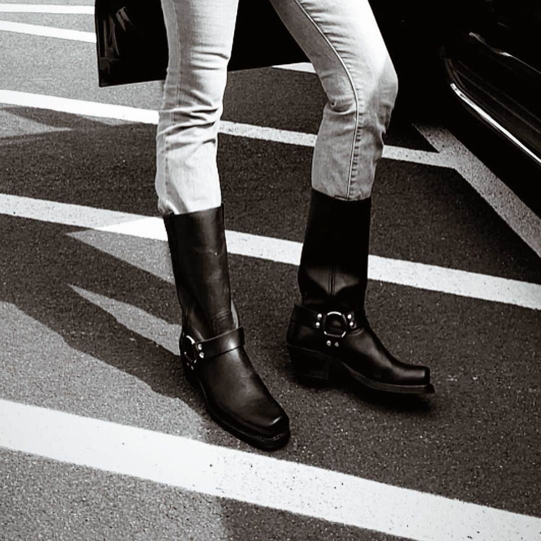 フライのインスタグラム：「#FryeOAO // The Original. The Authentic. The Only. @nicolina wears the Harness 12R. #InMyFRYE」
