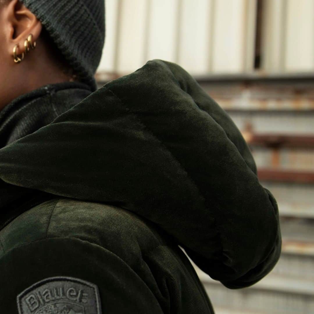 のインスタグラム：「Beat up the cold with the shiny velvet down jacket. #Blauer #Blauerusa #FW020 #DownJacket」