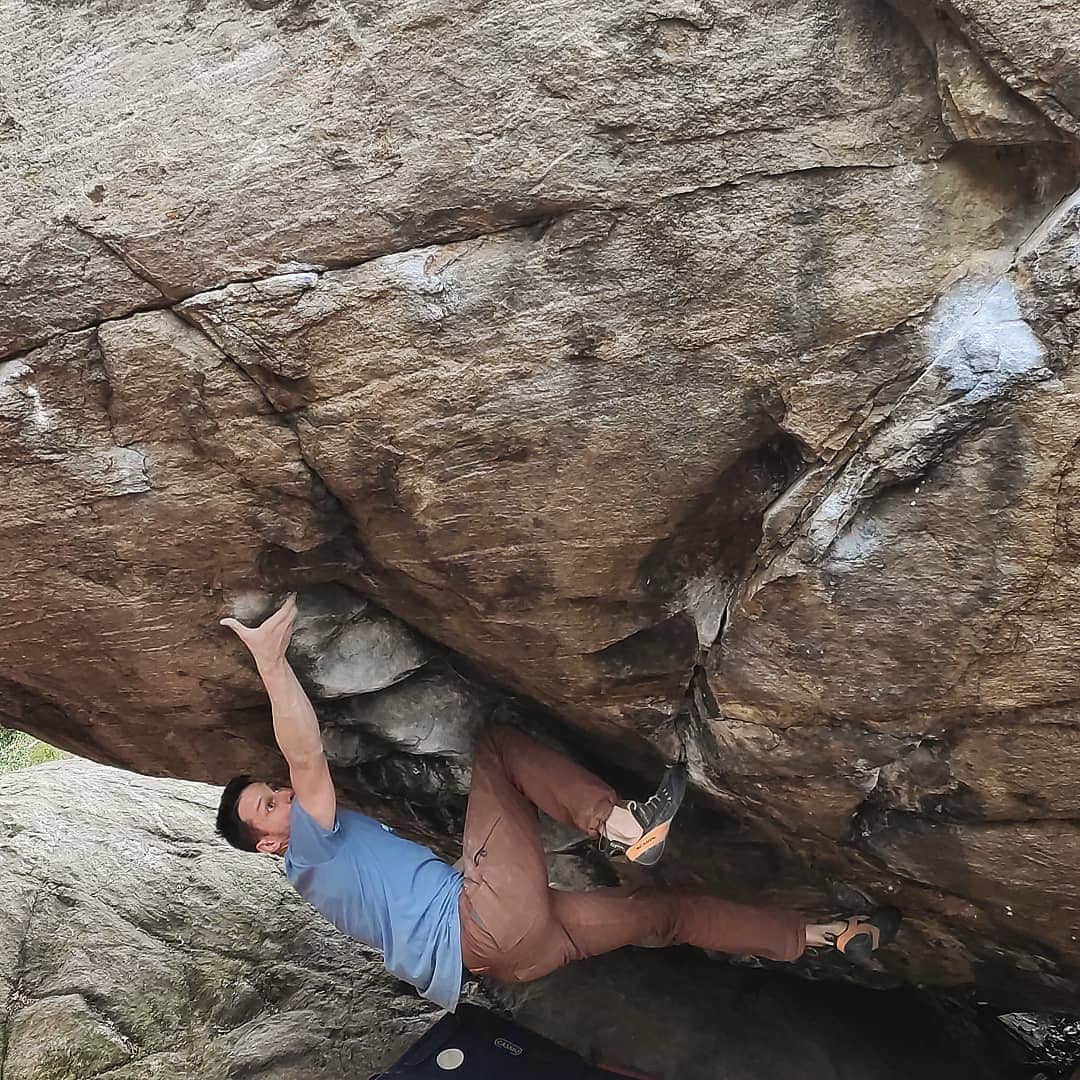 イェルネイ・クルーダーのインスタグラム：「Despite the funny fall that might get more attention in the future...let me speak about my personal perspective about knee-pads.  I won't be long, but that's how I see it: eventually knee-pads will become a normal everyday use in climbing future. Many things got easier and different when those came out. I like the progress in climbing. But what if...what if we find a new equipment that will make our climbing even easier? Will we downgrade everything what was set up as a new standard in climbing? Where does that lead our sport?  My temporary solution is, when repeating "old lines" that were first climbed without knee-pads, we should do the same way (or climb it in any other way, but not publish it). And please, don't say that the shoes are also different than they use to be...at least free climbing was born with them and that's what is call progression in climbing gear. Not knee-pads.  Here on the picture is me, repeating @fred_nicole old classic Mandragore. It was graded 8b+, without using a knee-pad and later got downgraded due to knee-pad usage.  Anyway, I'm super happy to repeat that line both ways in a short session 😁🤌🏻. I hope my voice doesn't start a war, but leaves strong mark for climbing future.  @luca.bazooka.rinaldi , thanks for a nice session and photos 😉. ________________________________ @scarpaspa @ocun.climbing @vibram @snowmonkey」