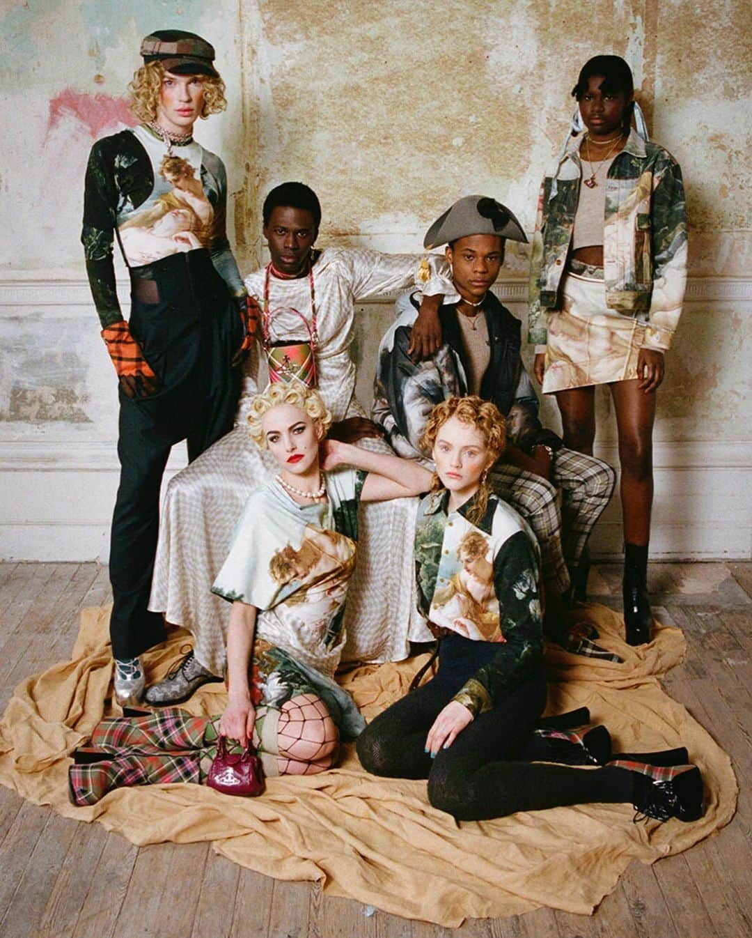 Vogue Italiaさんのインスタグラム写真 - (Vogue ItaliaInstagram)「For her Autumn-Winter 2021 collection, @VivienneWestwood took inspiration from François Boucher’s painting “Daphnis and Chloe” (1743). Classic British tailoring and iconic #VivienneWestwood pieces are redesigned giving life to new silhouettes; the collection features the brand’s favorite wool fabrics such as tartan and Prince of Wales combined with recycled denim and other sustainable fabrics. With this in mind, the brand has announced that for this collection over 90% of the garments were made with materials that have a reduced environmental impact. See more at the link in bio.」2月20日 5時05分 - vogueitalia