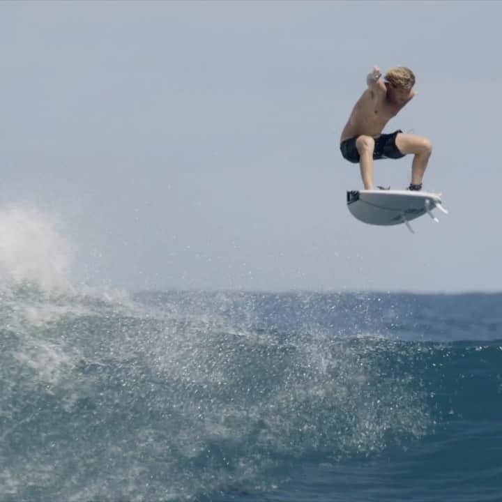 Surf Magazineのインスタグラム：「Flat sections are lava.   Hit the link in bio for some hazardous surfing in @harrybryant's new @octopusisreal part   This is a temporary Stab Premium feature. After 48 hours, the clip will be made free to the public.  Clip: @fox_in_soks」