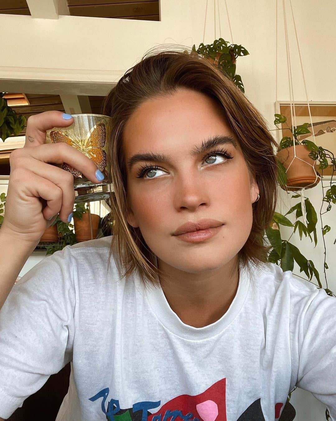 ストーミ・ヘンレイのインスタグラム：「Before 🍵...after 🍵 lol just found my new favorite morning matcha on @pildoranow 🍃」