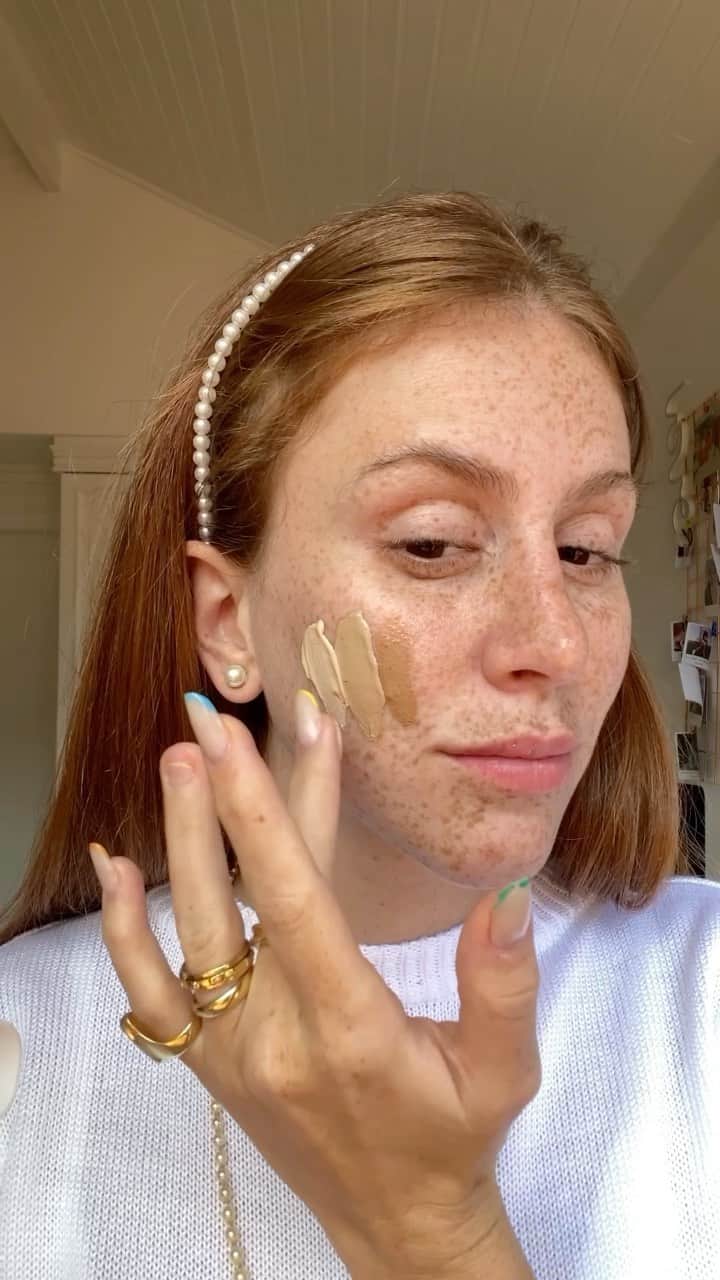 マリ・マリアのインスタグラム：「Quando me perguntam o primeiro cuidado com a minha pele e o mais essencial, automaticamente falo da importância do protetor solar! 🧡 Actine, da @darrowbr, é a linha n°1 em prescrição pelos dermatologistas para peles oleosas a acneicas e mais uma vez revolucionou o mercado com o novo Actine Colors FPS 70, que contém um complexo de vitamina E + sílica de ultra absorção, ajudando a prevenir a acne e mantendo a pele sem oleosidade por até 12 horas, além disso, foi feito especialmente para peles brasileiras com 3 tons que uniformizam o tom da pele! Não deixe este cuidado para depois, use meu código MARI15 *no link nos meus stories* e escolha seu tom! 🧡 protetor solar é saúde! 🧡 #darrowbr #ActineColors publi」