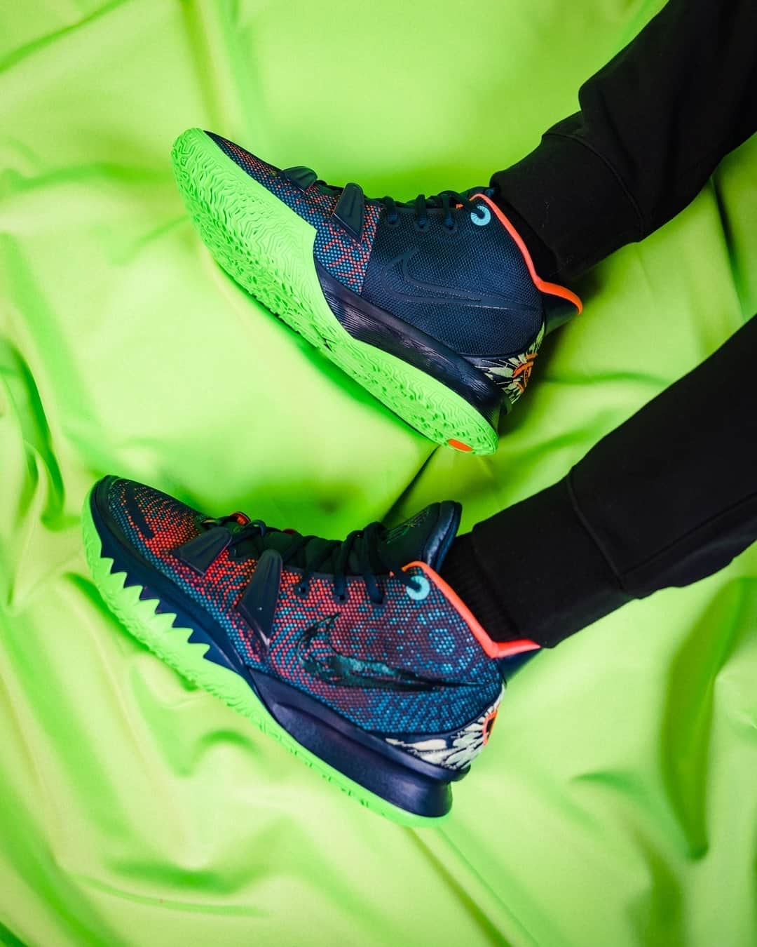 Foot Lockerのインスタグラム：「Fluorescent shades of green! #Nike Kyrie 7 'Midnight Navy' is now available online and in select stores.」