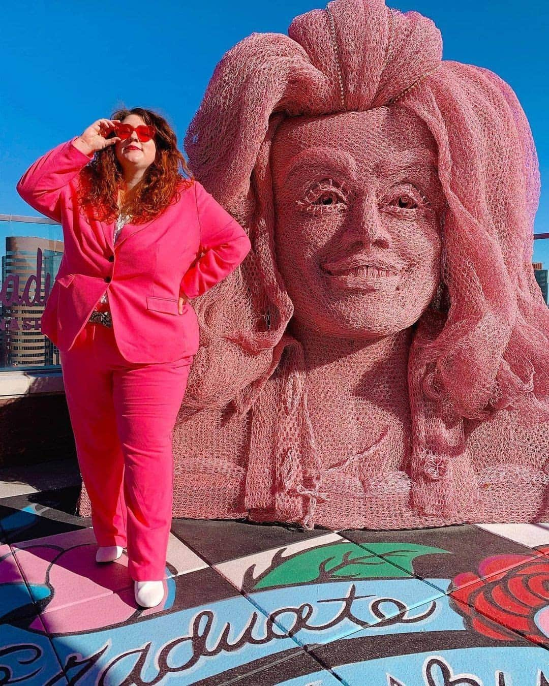 Visit The USAさんのインスタグラム写真 - (Visit The USAInstagram)「Think pink! 💕 Nashville's Graduate Hotel has opened up a Dolly Parton-themed rooftop restaurant. People visit Music City 🎶 from all around the world to honor some of country music's greatest stars, and we love this new Dolly Parton addition! Spend the day feeling lavish by the pool or enjoy a themed drink relaxing on the pink furniture. #VisitTheUSA 📸: @kimmystyled」2月20日 5時00分 - visittheusa