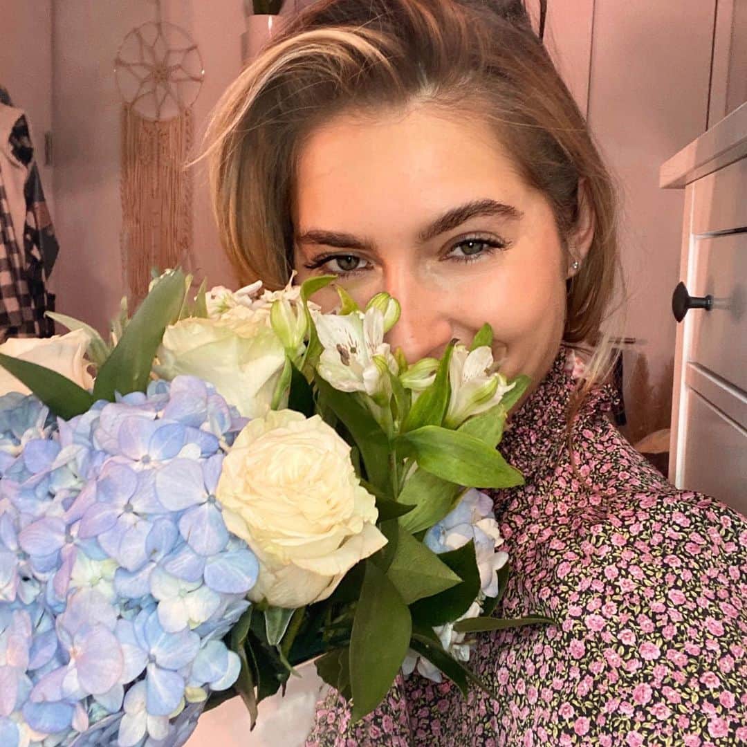 Monica Aksamitのインスタグラム：「Thank you to everyone for all of the beautiful birthday wishes! You all made me feel incredibly special! Thank you to my wonderful friends for all of the surprises, I am undeserving of all of your love! I am trying to get back to everyone as quick as I can! I love you all to the moon and back and thank you for being part of my birthday! #birthday #birthdaygirl #flowers #polishgirl」