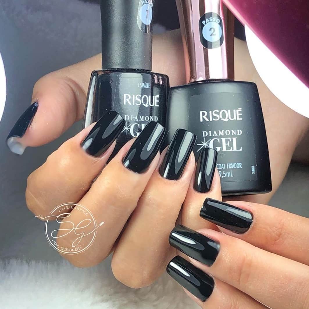 Risqueのインスタグラム：「O alto brilho do diamante nas suas unhas! ✨ No #RisquéDaSemana de hoje, a @salete_gomesunhas arrasou na esmaltação seguindo os dois passos (Cor + Top Coat Fixador), da linha #RisquéDiamondGel. Um preto tem seu lugar, né?! ⠀ #TáNasNossasMãos #EsmaltesRisqué #RisquéOficial」