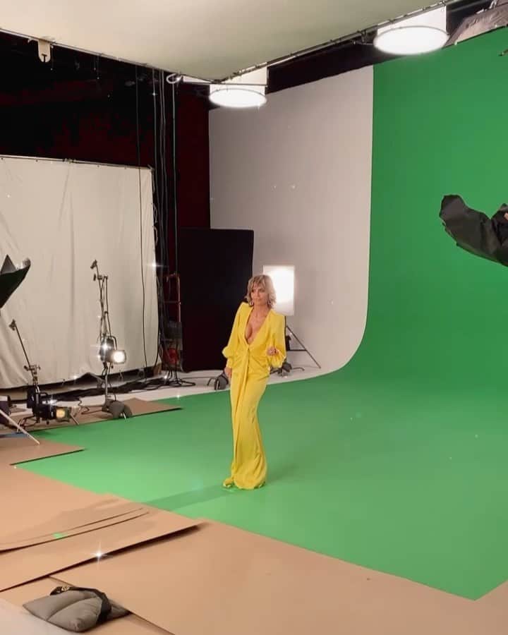 リサ・リナのインスタグラム：「Hi! 😊✨💛🌼💫🌞🌛」