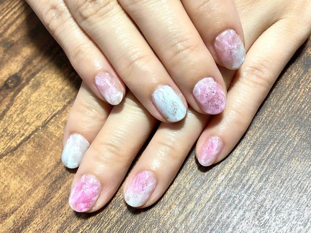 石原亜弥のインスタグラム：「💅 命名:目黒川 春が待ち遠しい🌸 @atelier_miaule そのみさんの作品 透明感〜✩* 渋谷、新宿御苑でネイルモデル募集中だそうです♪ #ネイルモデル」