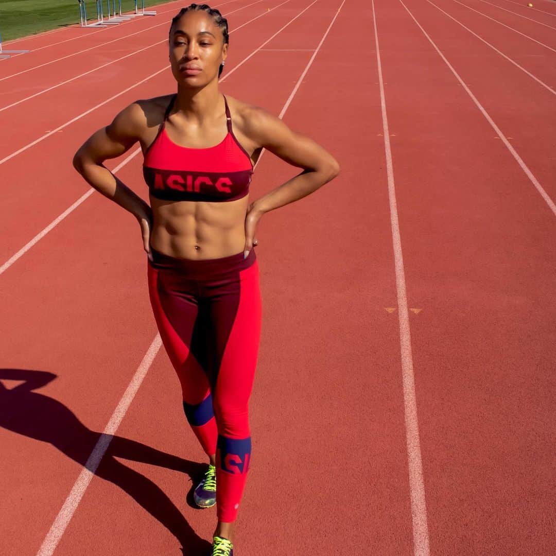 のインスタグラム：「I’m in my own zone. FINISH STRONG!  #TGIF #goqueengo #fitness #afrogirlfitness  #finishstrong 📸: @moreshotsplzz」