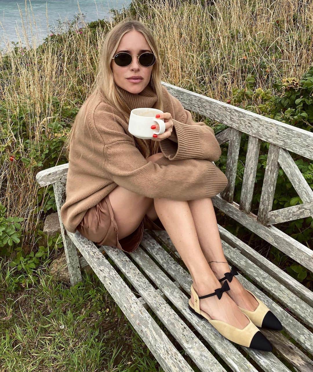 ペニーレ・タイスベックのインスタグラム：「Miss bare legs and open shoes」