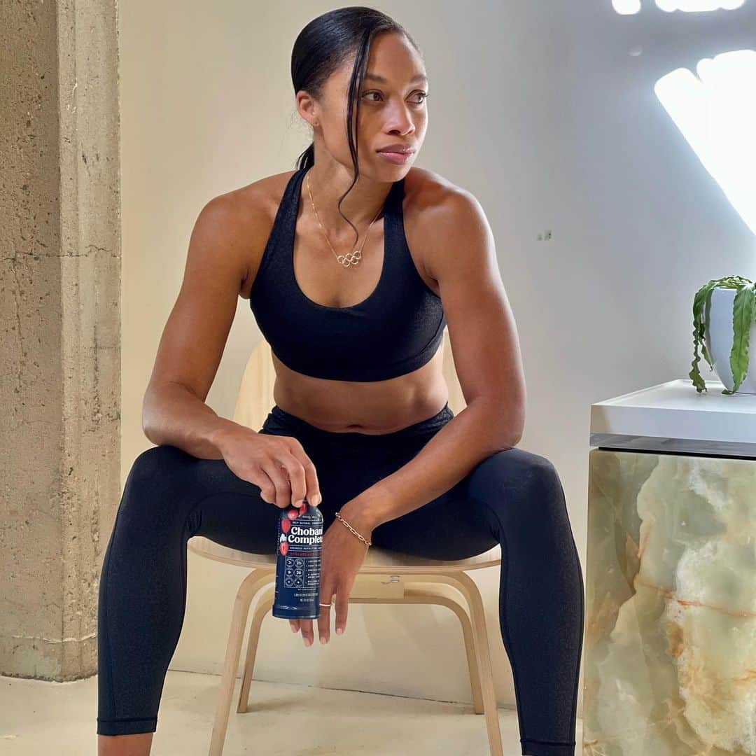 アリソン・フェリックスのインスタグラム：「Between training, meetings and motherhood it can be hard to stay on top of proper nutrition to help refuel my body throughout the day. #ChobaniComplete has been my current go-to when looking for something that is convenient, yummy and will keep me on track 💪🏽 ⠀ The @chobani Complete Shake is packed with real fruit, has 25g of protein, no added sugar* and (the best part) it’s lactose free - making it the perfect post-workout snack. Check them out! #Chobani #ad *not a low calorie food」