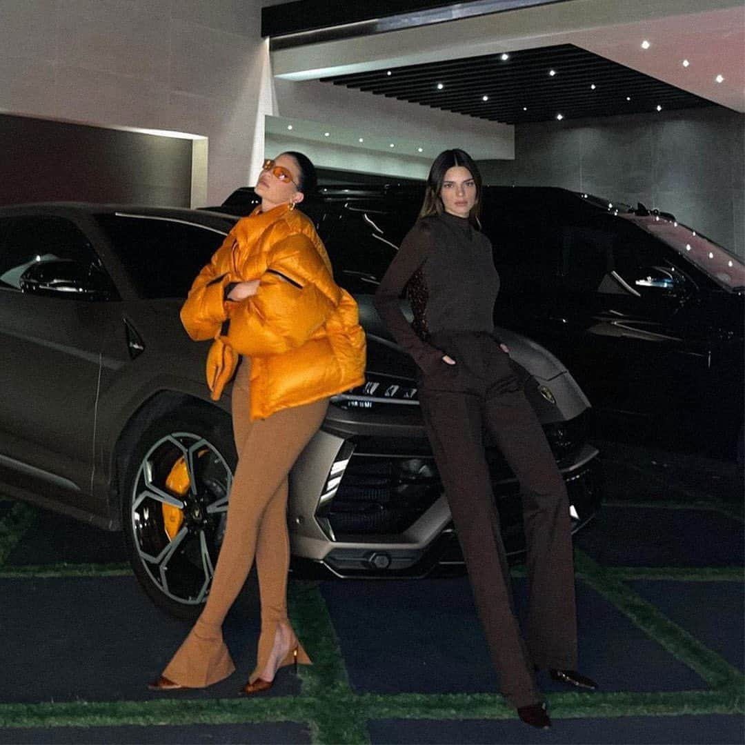 KENDALL + KYLIEのインスタグラム：「🧡 Friday Night 🤎」