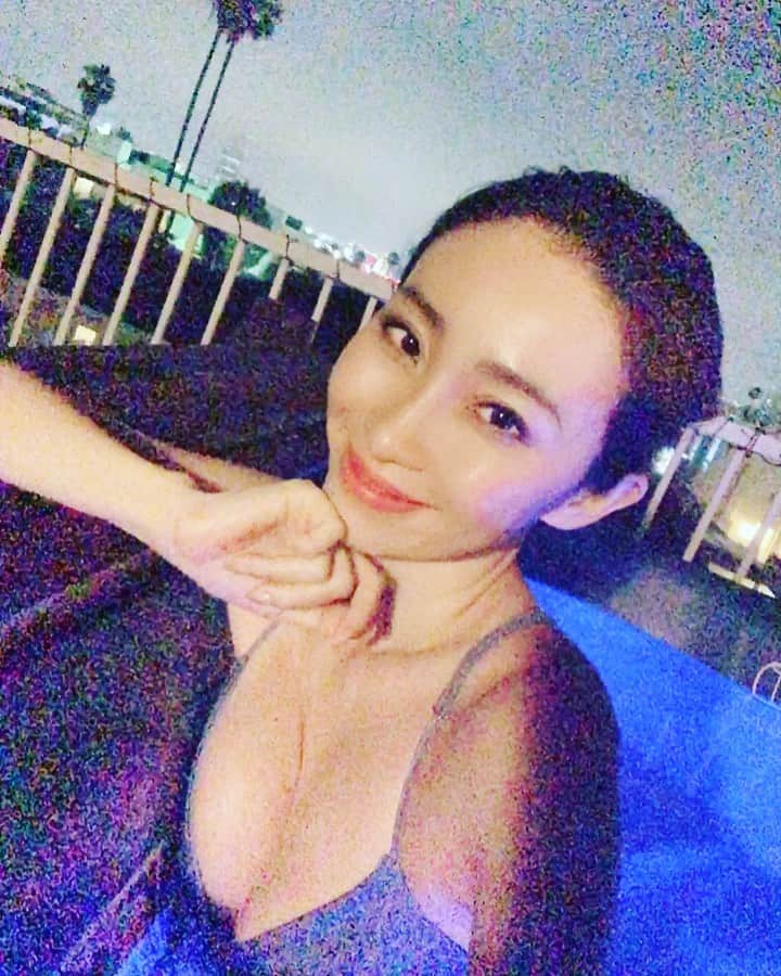 春名愛海のインスタグラム：「Happy Friyay from LA.  Considering moving and saying hood bye to my house but isn’t it so much work to move and especially I have been living in the same neighborhood for over 10years it’s bit scary 🏠 . ロサンゼルスは金曜日❤︎ 日本の皆さまHappy Weekend😆 . . .  #love #ファッション #时尚 #패션#japanese  #asian #boymom #happy #lalife #influencer #momlife #losangeles #japnesemodel #ロサンゼルス #カリフォルニア #ママスタ #おうち時間 #海外生活 #ルーフトップ #homesweethome #ジャグジー #バイリンガル #hottub #house #lalife #laliving #rooftop」