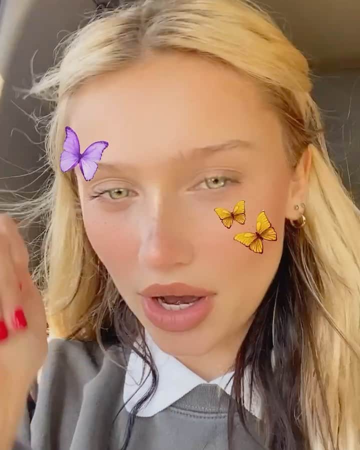 ケイリン・ルッソのインスタグラム：「Made a bippity bop with @flybymidnight that came out today!! Go run and dance on the roof top 💃💃💃」