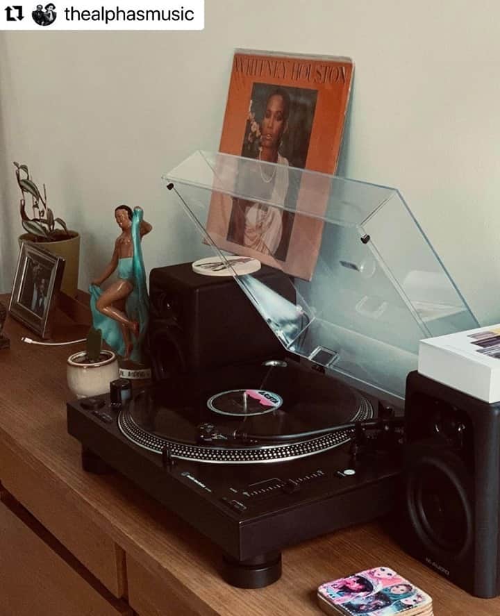 Audio-Technica USAのインスタグラム：「#FanPhotoFriday: All you need is love and a turntable. Thanks for sharing the sweet vinyl vibes, @thealphasmusic!⁠ .⁠ .⁠ .⁠ #AudioTechnica #ATLP140XP #LP140XP #VinylJunkie #LP #Record #Turntable #Vinyl⁠」