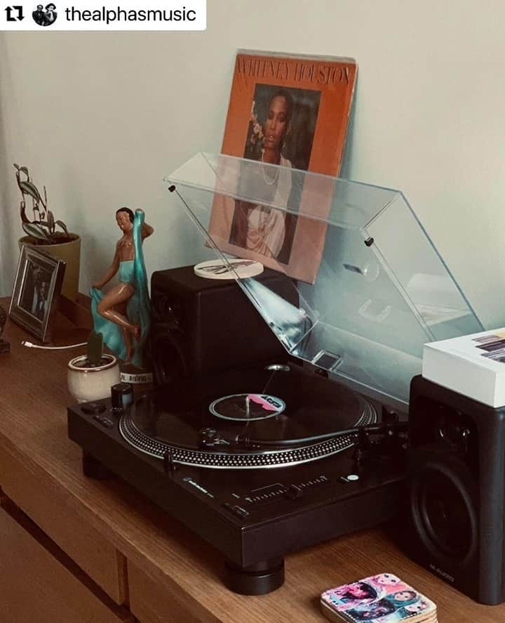 Audio-Technica USAさんのインスタグラム写真 - (Audio-Technica USAInstagram)「#FanPhotoFriday: All you need is love and a turntable. Thanks for sharing the sweet vinyl vibes, @thealphasmusic!⁠ .⁠ .⁠ .⁠ #AudioTechnica #ATLP140XP #LP140XP #VinylJunkie #LP #Record #Turntable #Vinyl⁠」2月20日 5時30分 - audiotechnicausa