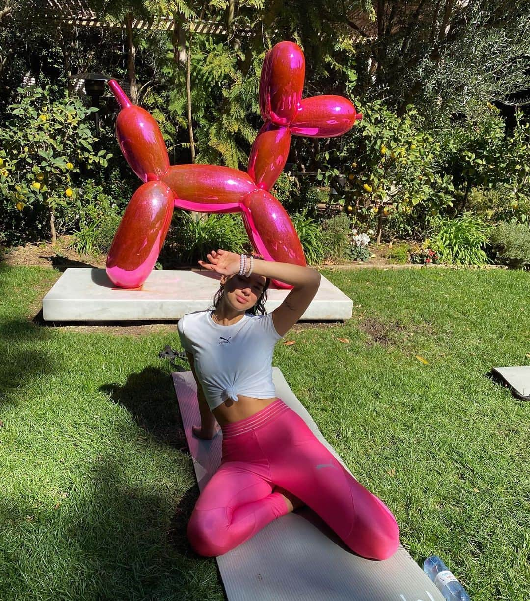 デュア・リパさんのインスタグラム写真 - (デュア・リパInstagram)「mawwwninnn yogiiii 🧘🏻‍♀️💞」2月20日 5時40分 - dualipa