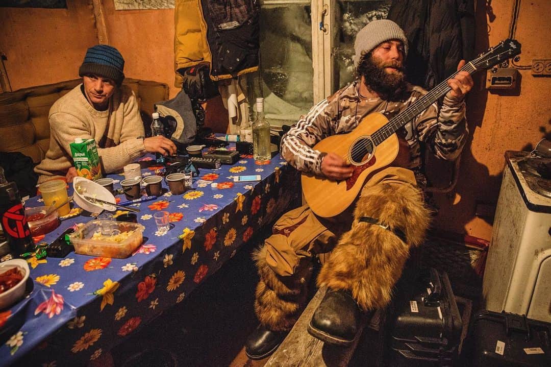 のインスタグラム：「Chillin’ w @marklandvik @ejackshreds in an abandoned volcano research station...in Kamchatka. The places you go to find @travisrice. BTS from The Fourth Phase. #fromthearchives」