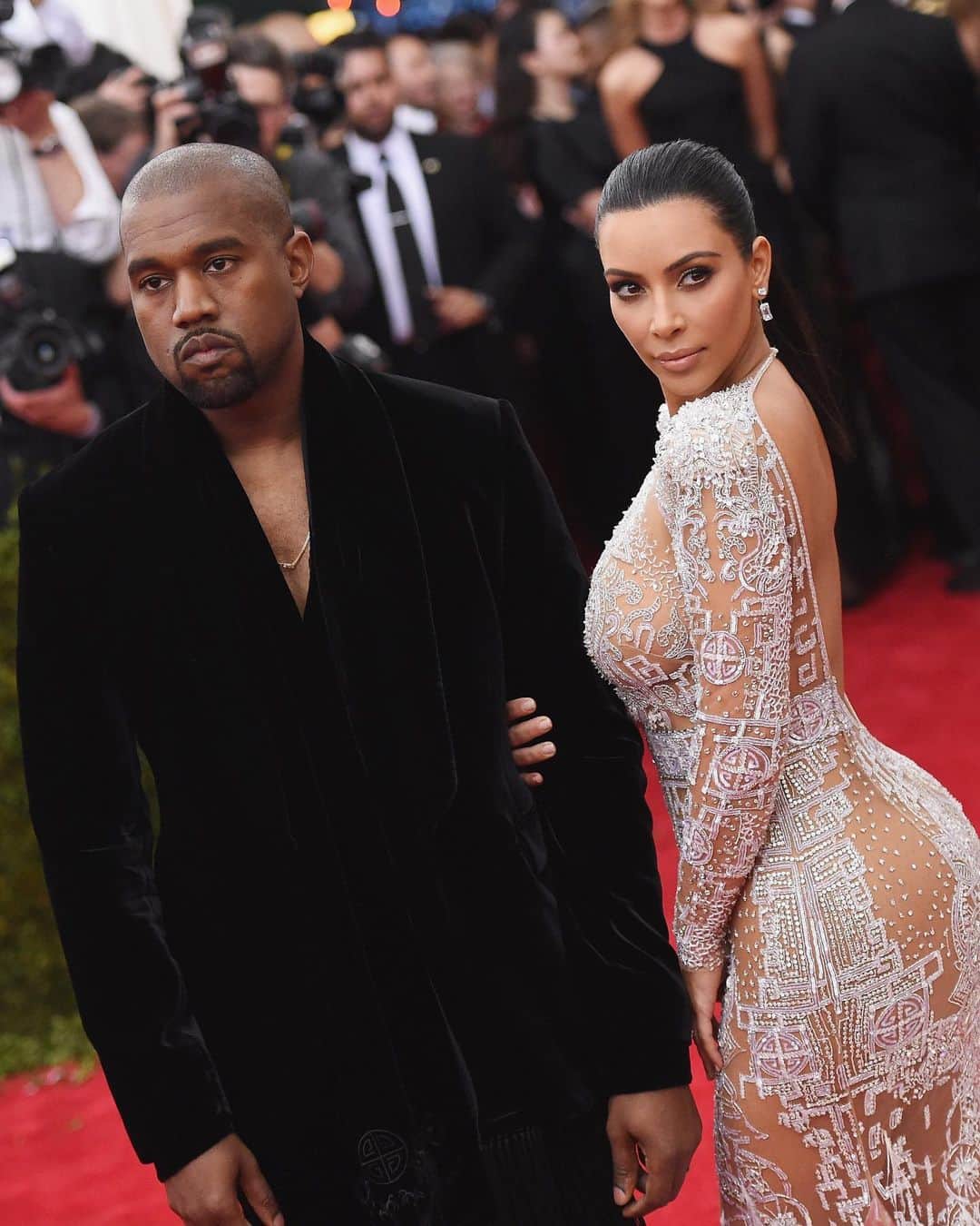 E! Onlineさんのインスタグラム写真 - (E! OnlineInstagram)「It's official: Kim Kardashian has filed for divorce. Link in bio for all that's been reported about her and Kanye's breaking point. (📷: Getty Images)」2月20日 5時32分 - enews