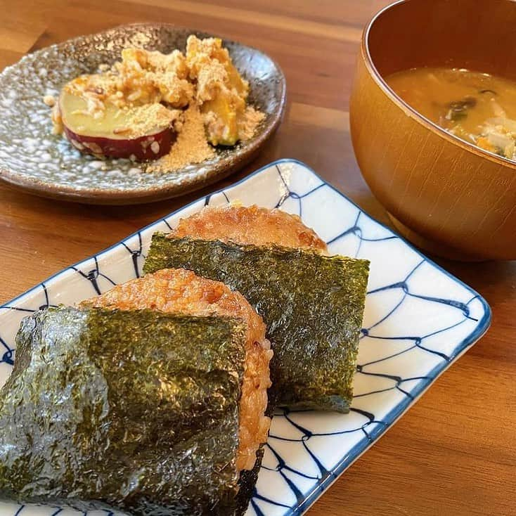 veggy_ambassadorさんのインスタグラム写真 - (veggy_ambassadorInstagram)「Repost from @saori_natural.lifestyle   #レシピあり﻿ #料理苦手かあさんの今日のごはん﻿ ﻿ 酵素玄米ごはんのおもち﻿ おみそ汁﻿ さつまいもの甘酒きなこ和え﻿ ﻿ 毎日食べている #酵素玄米ごはん をアレンジ！﻿ ﻿ あたたかいごはんをすりこぎなどで潰して、﻿ 手でまあるくまとめて﻿ フライパンで焼いて﻿ 最後に醤油をまわしかけて出来上がり！﻿ ﻿ とろけるチーズをからませても美味しいです♡﻿ 油をひいて焼くか焼かないかはお好みで☺︎﻿ 海苔を巻いてお餅風にして食べるのが﻿ 子供達はお気に入り！！﻿ ﻿ 『何個でも食べられちゃう〜♡』﻿ 『おかわりもうないの？』と取り合いになるほど！﻿ ﻿ もちろん酵素玄米ごはんではない﻿ 普通のご飯でも美味しくできますよ♪﻿ ﻿ またにはこんな朝ごはんもおすすめです☺︎﻿ ﻿ ちなみに茹でたさつまいもに﻿ 甘酒を和えて、きな粉をかけたのも﻿ 最近の子供のお気に入り♡﻿ おやつにもなるし、﻿ お弁当に入れるととっても喜んでくれます☺︎﻿ かけている甘酒は酵素玄米ごはんから作った甘酒♡﻿ ﻿ ﻿ @nadeshiko_healthy_life  ﻿ #なでしこ健康生活公式アンバサダー﻿ #なでしこ健康生活﻿ #免疫アップレシピ﻿ #宅めし﻿ #酵素玄米﻿ ﻿ #塩麹 #醤油麹 #甘酒 ﻿ #発酵調味料 #発酵食品﻿ ﻿ #腸内環境 #腸活 #腸活レシピ﻿ #時短料理 ﻿ #時短料理レシピ #簡単レシピ﻿ ﻿ #こどもごはん ﻿ #幼稚園弁当  #家庭料理 ﻿ #おうちごはん﻿ #自然派育児 ﻿ #saoriscooking❤︎ ﻿ #湘南ママ﻿ #料理苦手かあさん ﻿」2月20日 5時34分 - nadeshiko_official_shop