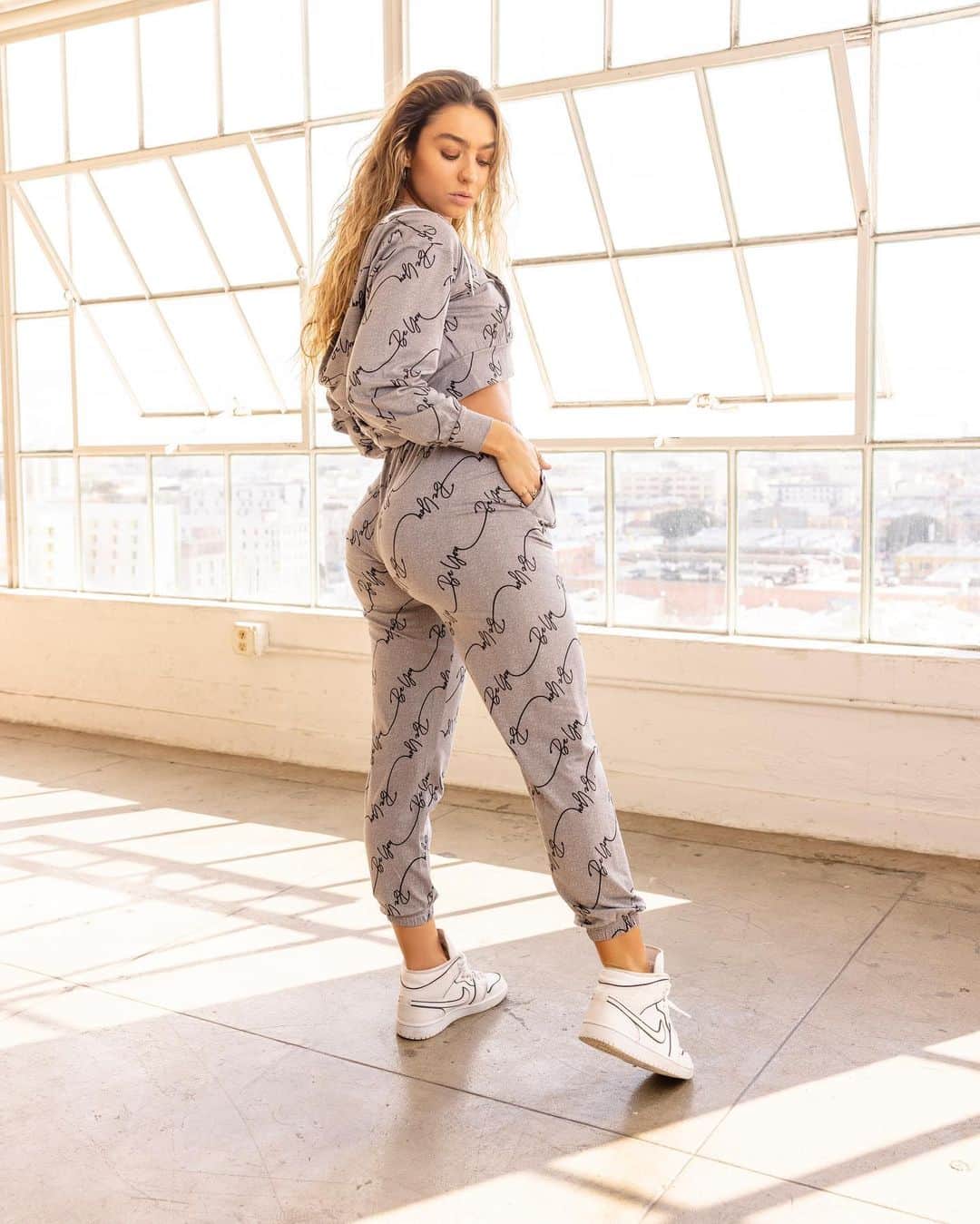 Sommer Rayさんのインスタグラム写真 - (Sommer RayInstagram)「let’s get comfyyyyyy 🥺💛✨ i can’t explain how soft these fleece sets are... i just loveeeeee 😇 @shopsommerray」2月20日 5時36分 - sommerray
