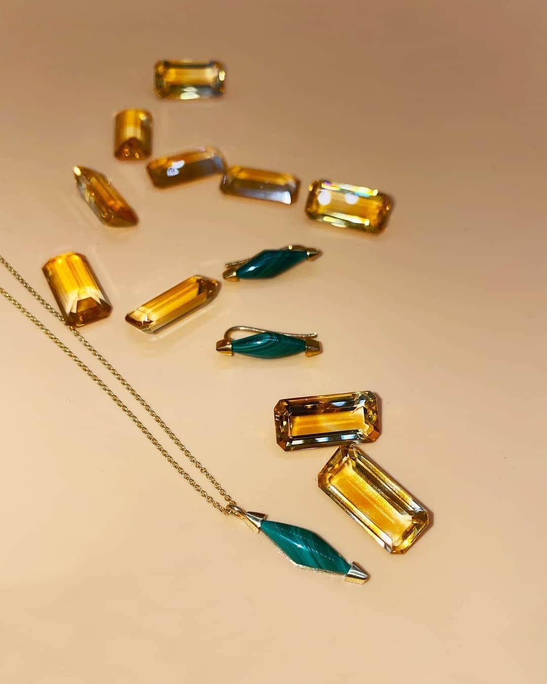 ウィンターケイトのインスタグラム：「Clearing negative energy with Malachite, the stone of protection. Handset in 14k yellow gold in Los Angeles. Shop our Malachite styles 💚」