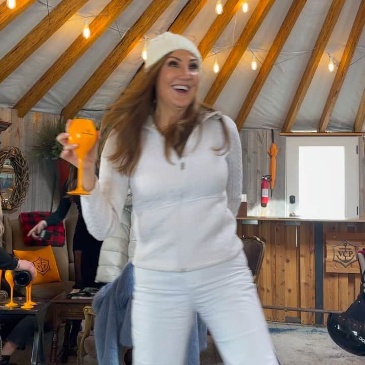 ヘザー・マクドナルドのインスタグラム：「Why aren’t these two hotties behind me mesmerized by my @veuveclicquotusa dancing moves? #deervalley @montagedeervalley #juicyscoop」