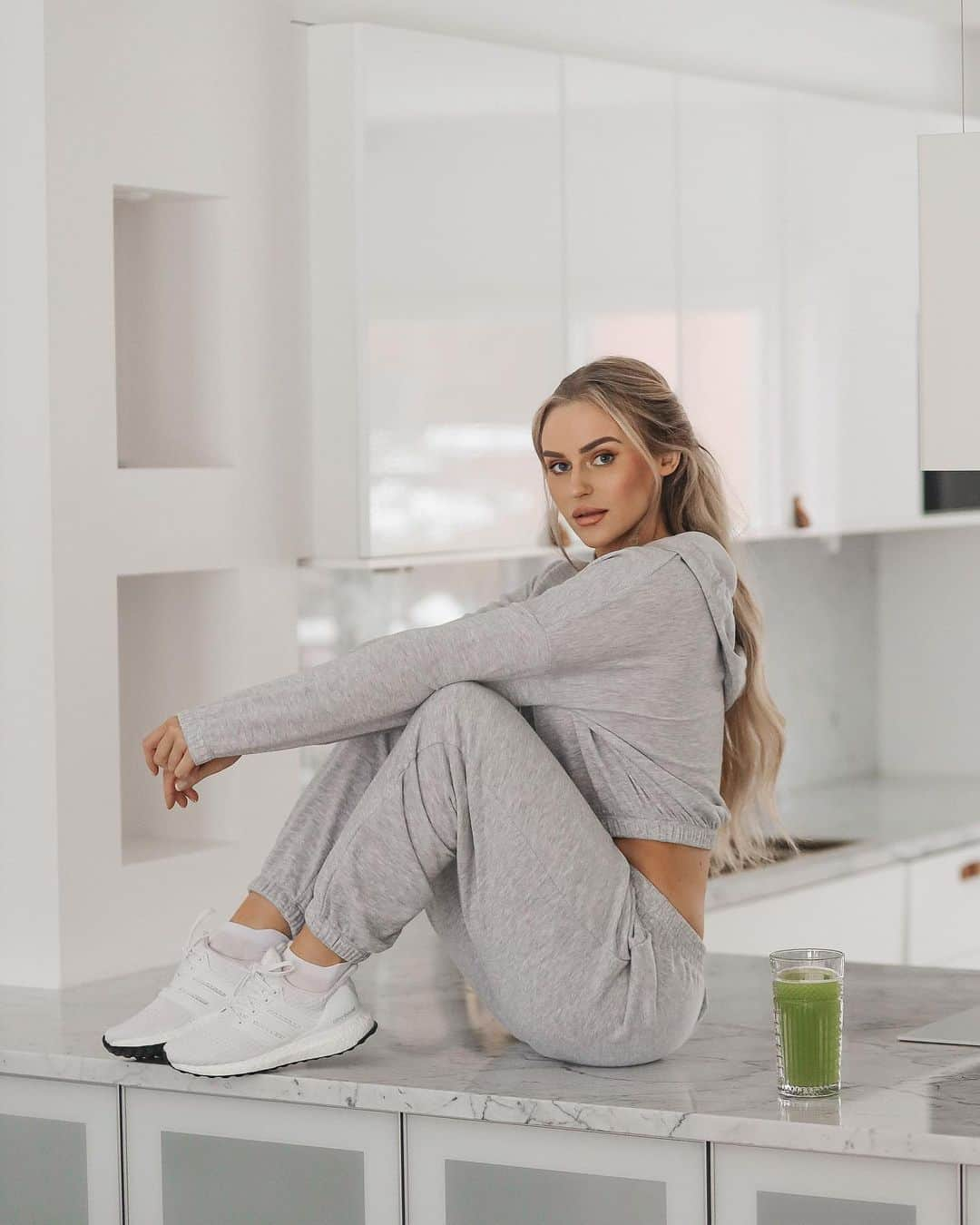 Anna Nyströmさんのインスタグラム写真 - (Anna NyströmInstagram)「[ Paid partnership @fashionnova ] Starting the day right with this comfy outfit and a healthy green juice 🍏 fashionnovapartner」2月20日 5時50分 - annanystrom