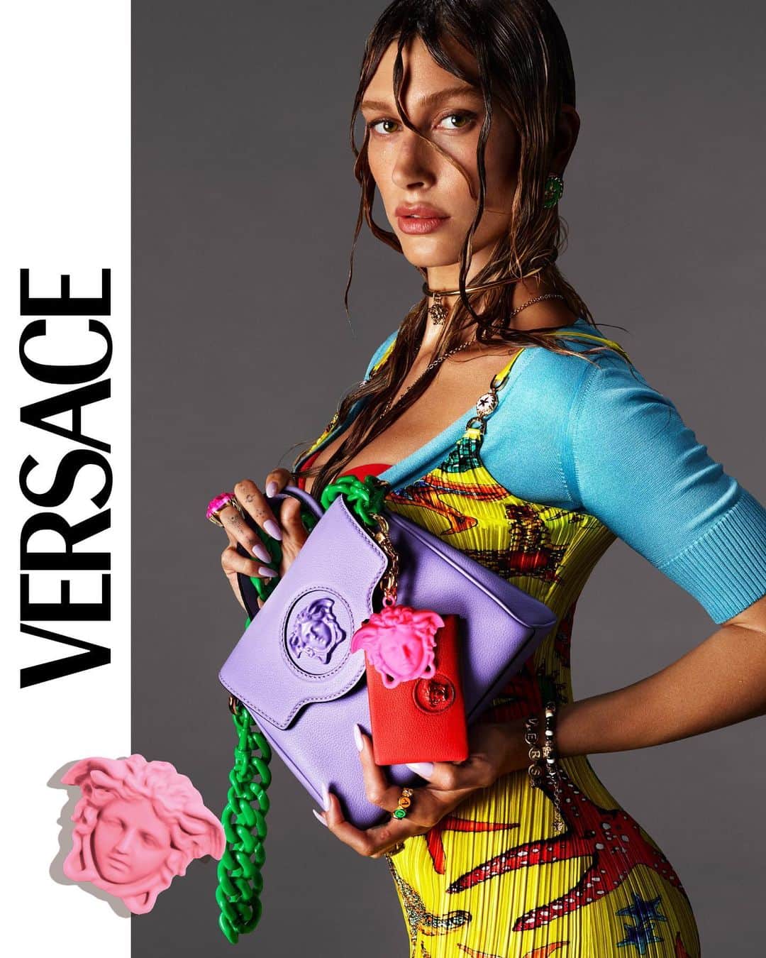 ジャンニヴェルサーチのインスタグラム：「Unapologetic power - known for her spellbinding gaze and unmatched strength, Medusa is a symbol of feminine authority. @haileybieber presents the new #VersaceLaMedusa bag.   Find out more through the link in bio. #VersaceSS21」