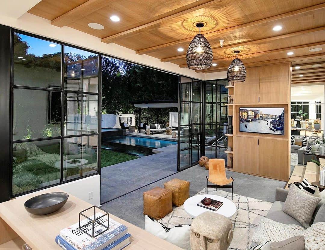 Just Jaredさんのインスタグラム写真 - (Just JaredInstagram)「Justin and Hailey Bieber just sold their Beverly Hills home for nearly $8 million and we have all the photos from inside the house. Tap this pic at the LINK IN BIO to see the full gallery. #JustinBieber #HaileyBieber Photos: Backgrid, Getty」2月20日 5時53分 - justjared
