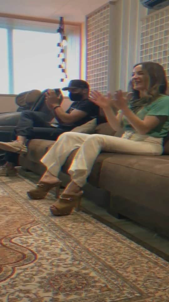 Claudia Leitteのインスタグラム：「essa foi a minha reação ao ouvir "agradece" pela primeira vez 😭😭😭 essa música é um presente lindo de @cabrera e @brennocg. ela tem uma vibe tão boa e uma mensagem tão necessária que emociona... arrepia! tô ansiosa para vcs conhecerem!!!! falta 1 semana, é sexta-feira que vem, e vc já pode fazer o pre-save no link da bio 🌻 #agradece ft @natirutsoficial 26/02 🌻」