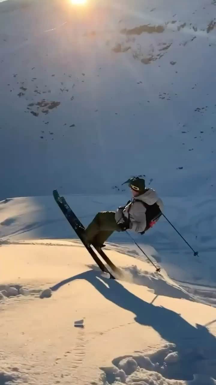 レッドブルのインスタグラム：「*insert "weeeee" sound* 😆  ⛷: @oysteinbraten #redbull #givesyouwiiings #ski #skiing #backflip #norway」