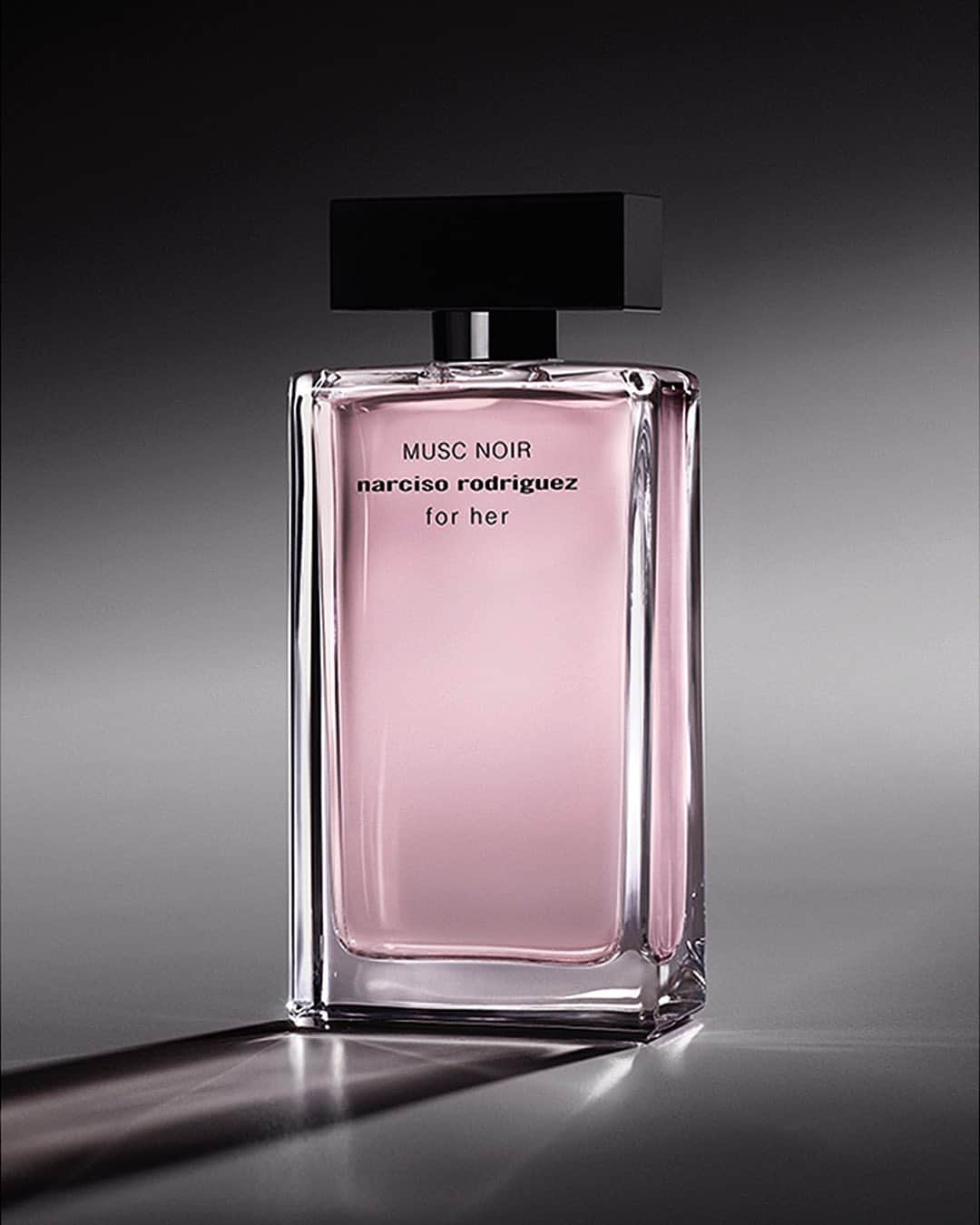 ナルシソロドリゲスのインスタグラム：「for her MUSC NOIR reflects the deep sensuality and mystery of musc in a new scent.  Discover for her MUSC NOIR via link in bio.  Photography by @MaximePoiblanc.  #forher #MUSCNOIR #mysecretmusc #narcisorodriguezparfums #parfum #fragrance」