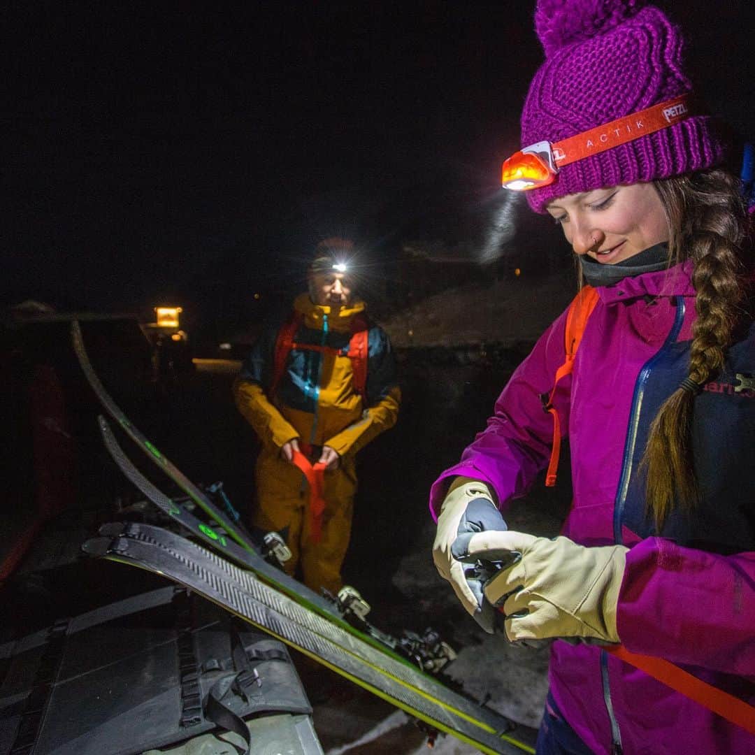 マーモットのインスタグラム：「It's funny how much easier it is to rise when there are fresh turns to be had. What are your predawn touring rituals?   #marmotpowclub #andplay  Photo: @scottmarkewitz」