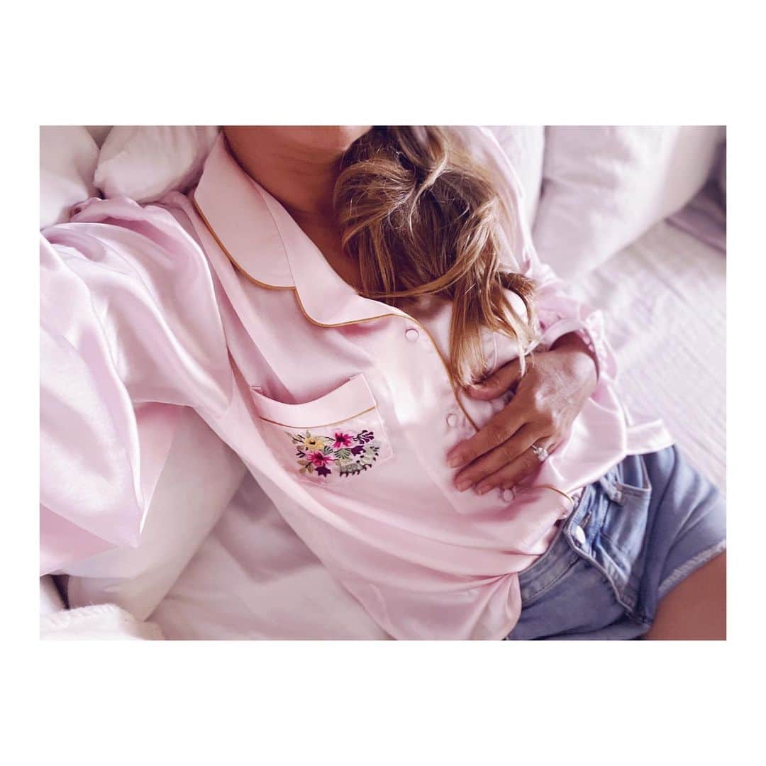 ココリボンさんのインスタグラム写真 - (ココリボンInstagram)「For that “I just woke up like this” look (literally) team our silk satin blush pink blouse with denim  #CocoRibbon #SilkSatin #PJsAllDay  • Tap to Shop •」2月20日 6時11分 - cocoribbon_official