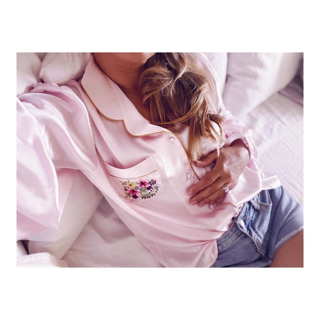 ココリボンのインスタグラム：「For that “I just woke up like this” look (literally) team our silk satin blush pink blouse with denim  #CocoRibbon #SilkSatin #PJsAllDay  • Tap to Shop •」