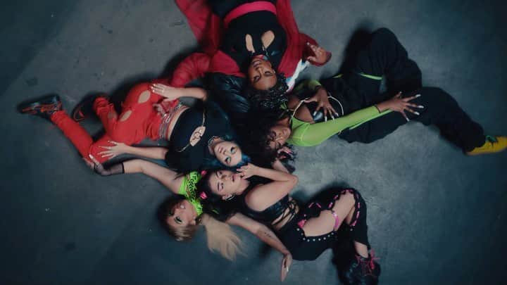 スコット・ホアイングのインスタグラム：「🚨 gotta give a huge shoutout to @citizenqueen ! these FIERCE women have a new single “no ego” and it is ACTUALLY EVERYTHING! congrats to the whole team that made this happen ❤️ go watch/stream on youtube/spotify/everywhere!! 👑👑👑👑👑」