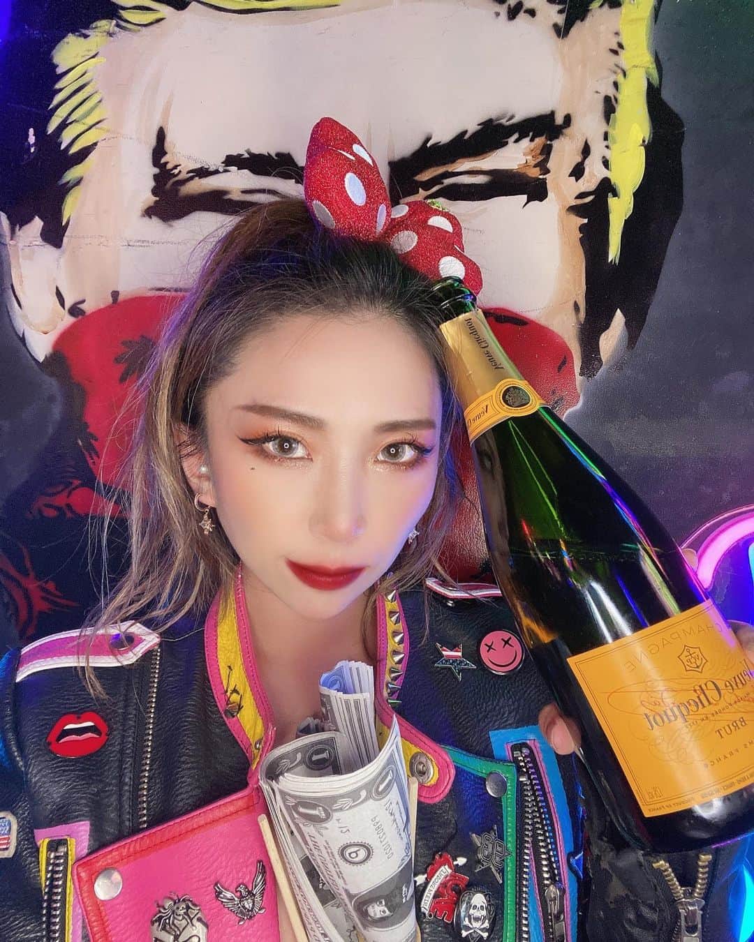 REIちぇるのインスタグラム：「今日はお店での初配信でした✨  初配信遠隔ヴーヴわがまま言ったのに伝説作ってくれてほんとにありがとうございます😍✨  めちゃくちゃ楽しい1日になりました💕 #partyon #バーレスク東京 #六本木」