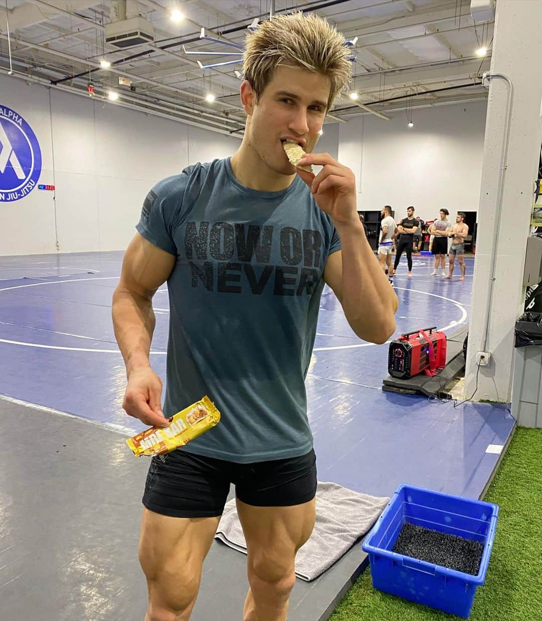セージ・ノースカットのインスタグラム：「Post training snack with the best bars! MRE Bars @redcon1 click the link in my bio and go get some! 30% off everything from Redcon1 right now」