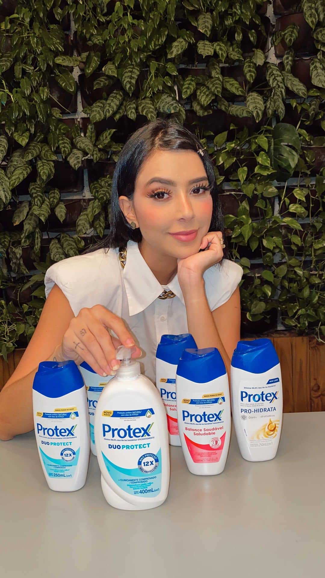 Gabriela Salesのインスタグラム：「Ela faz a publi delah 😂💙. Lacrinhas, aqui em casa todos usamos @protexbrasil há muitos anos! Fiquei super feliz com a novidade que eles relançaram a linha de sabonetes com nova fórmula revolucionária, que tem óleo de semente de linhaça, ingrediente rico em Ômega 3 que reforça as defesas naturais da pele, eliminando 99,9% das bactérias naturalmente. Tem linha específica para as mãos e para o corpo, com 10 fragrâncias diferentes! Quem também não fica sem em casa??? Postei nos stories o link de onde vocês encontram a linha completa ❤️ *publi」